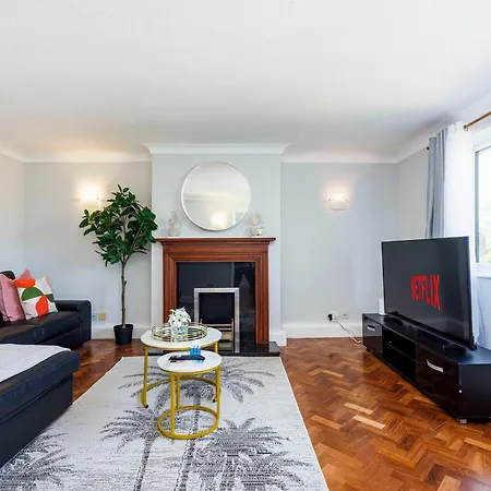2 Bed Apartment In East Croydon Perfect For Workers & Leisure Stays, Tram Stop 2 Mins Walk